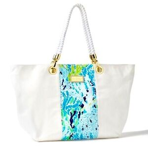 Lilly Pulitzer ISLAND TOTE. SPA BLUE
LETS CHA CHA⭐️